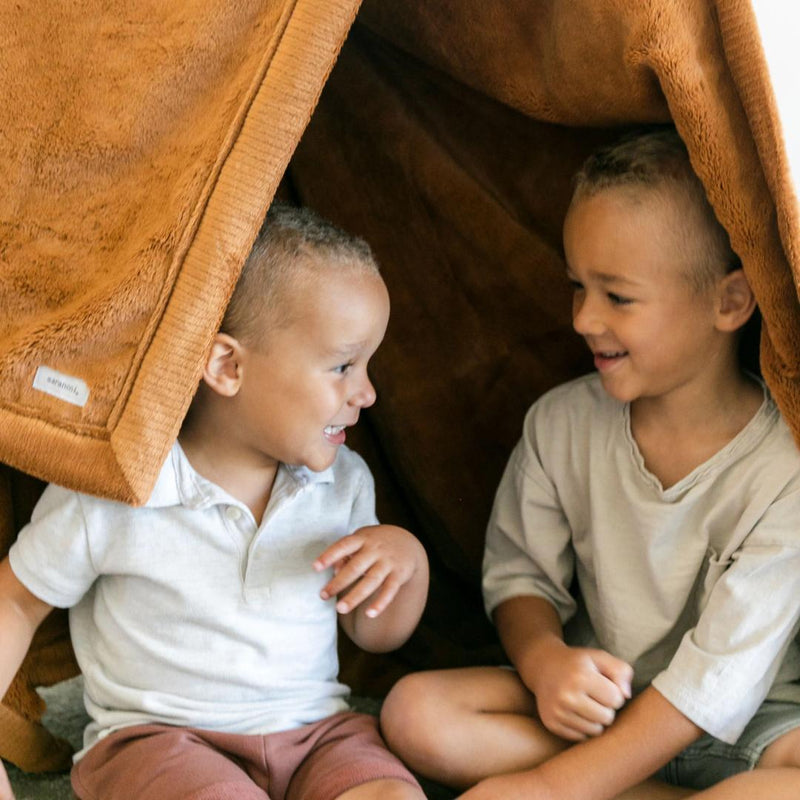 Little Boys with Saranoni Toddler Lush Blanket - Camel